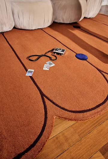 Malwina Konopacka przenosi swój charakterystyczny język form i koloru z ceramiki na ręcznie tuftowane dywany z kolekcji VOYAGE stworzonej dla Carpets & More 