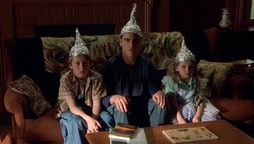 Kadr z&nbsp;filmu &bdquo;Znaki&rdquo; / &bdquo;Signs&rdquo; (2002)