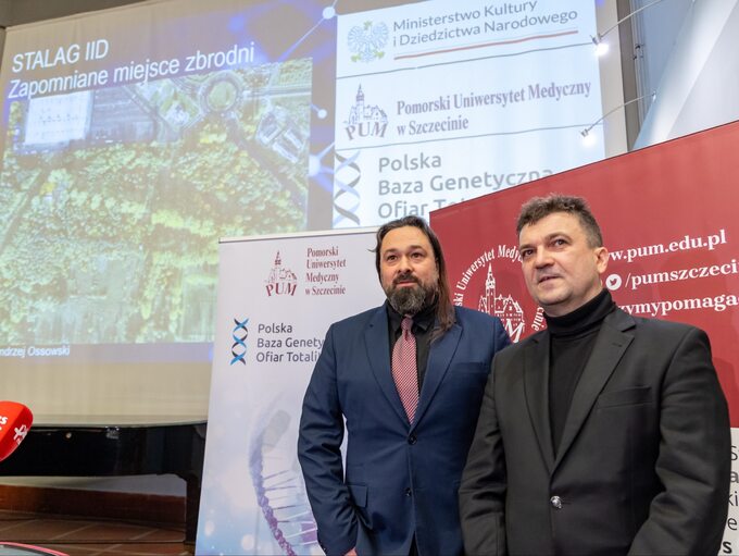 Prof. Andrzej Ossowski (od lewej) podczas konferencji podsumowującej dotychczasowe badania