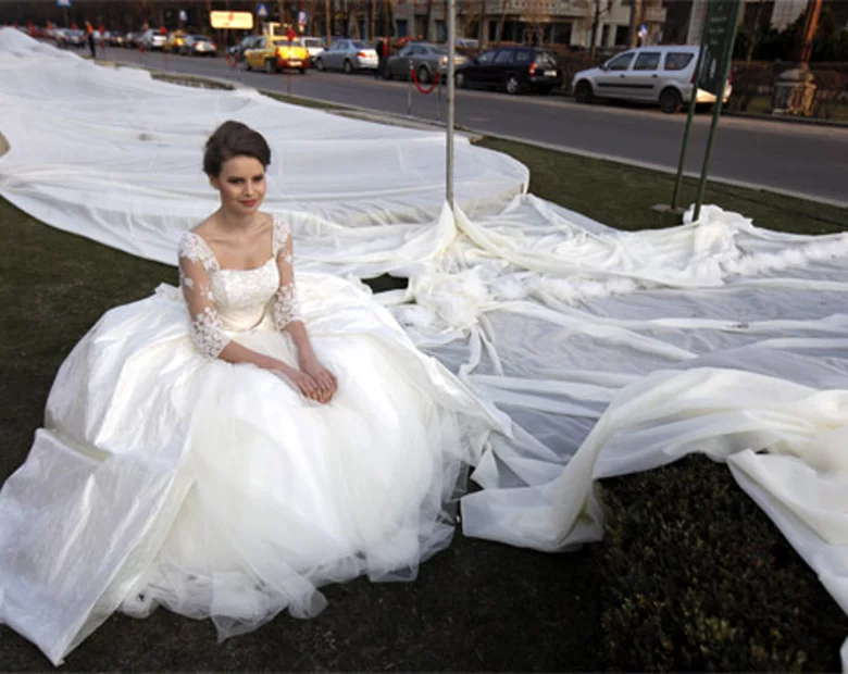 Miniatura: Co ma 3 kilometry i ciągnie się za panną...