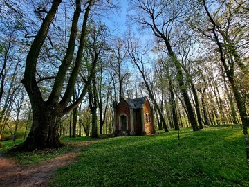 Park w Nakomiadach na Mazurach wiosną 