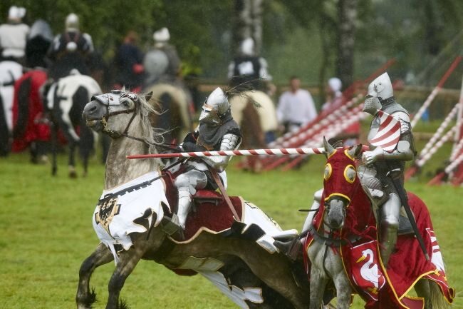 Jak to w średniowiecznych bitwach bywało - decydujące znaczenie miało starcie kawalerii (fot. PAP/Adam Warżawa)
