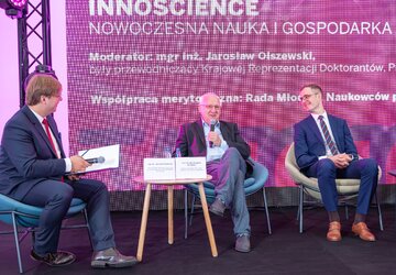 Prof. dr hab. Zbigniew Marciniak (pośrodku), oraz&nbsp;moderator mgr inż. Jarosław Olszewski (z lewej) i&nbsp;mgr Bartosz Stawiarz (z prawej)