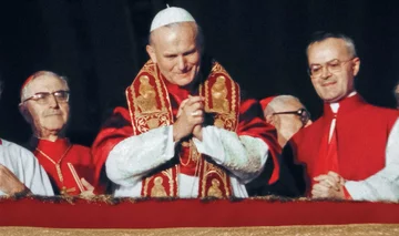 Karol Wojtyła wybrany na Papieża, Watykan 1978 r. Gdy Jan Paweł II ukazał się pierwszy raz na balkonie Bazyliki Św. Piotra, dla opinii publicznej na Zachodzie był niemal nieznany