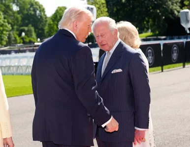 Miniatura: Gest Trumpa wobec króla Karola podzielił...