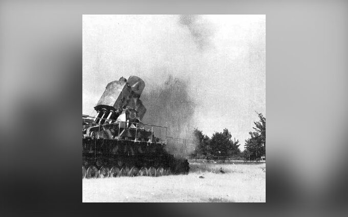 Powstanie Warszawskie – „Ziu” niemiecki moździerz dużego kalibru typu „Karl” w czasie ostrzału Starego Miasta z Parku Sowińskiego na Woli