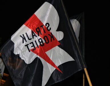 Miniatura: Flaga Polski z symbolem Strajku Kobiet na...