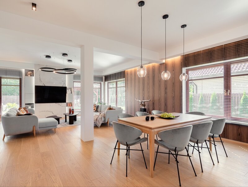 Jasny i przestronny dom jednorodzinny zaprojektowany przez Jasicka & Śnieżek Interior Design. Uwagę przyciągają tapicerowane krzesła marki Iker, z bestsellerowej kolekcji Cheri
