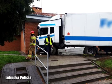 TIR wjechał w Netto 