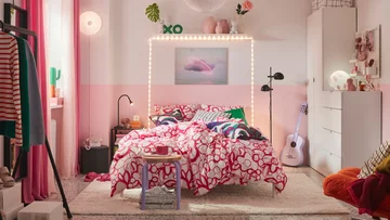 Nowa kolekcja IKEA łączy intensywne kolory, organiczne formy i funkcjonalne rozwiązania, tworząc wnętrza sprzyjające codziennemu dobrostanowi 