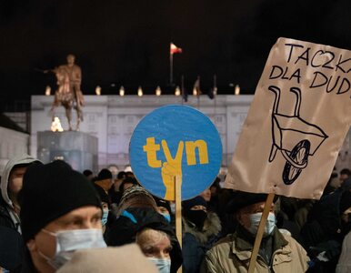 Miniatura: Manifestacje przeciwko „lex TVN”. Polityk...