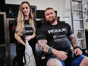 Hafþór Júlíus Björnsson i Kelsey Henson 