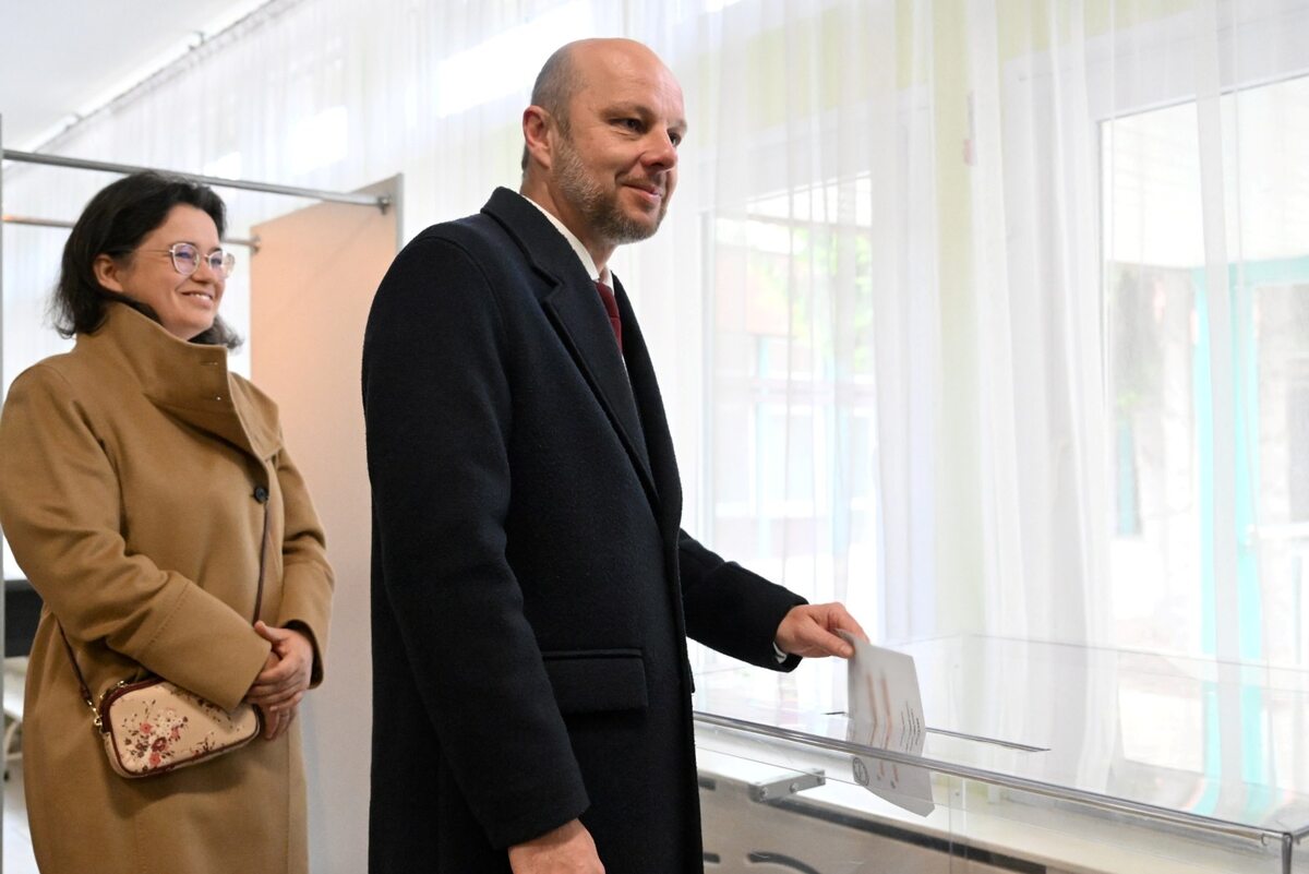 Konrad Fijołek Ubiegający się o reelekcję prezydent miasta Konrad Fijołek (P) z żoną Magdaleną Fijołek głosują w jednym z lokali wyborczych w Rzeszowie