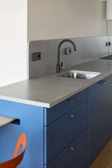 Mieszkanie z niebieską kuchnią, projekt Iva Hajkova Studio 