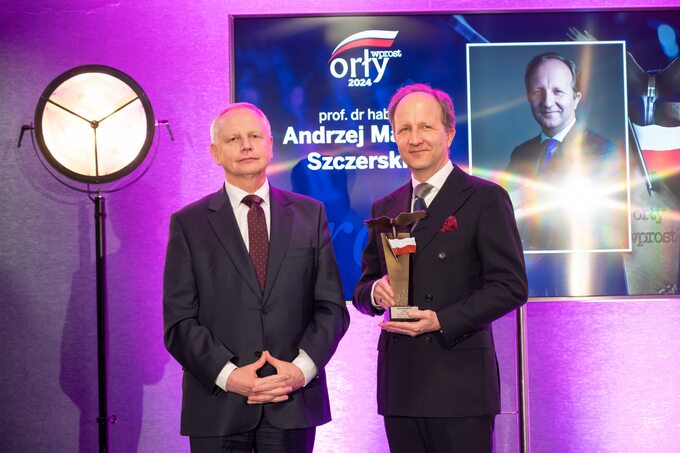 Andrzej Maria Szczerski (z prawej) oraz wręczający nagrodę Jerzy Muzyk, wiceprezydent Krakowa