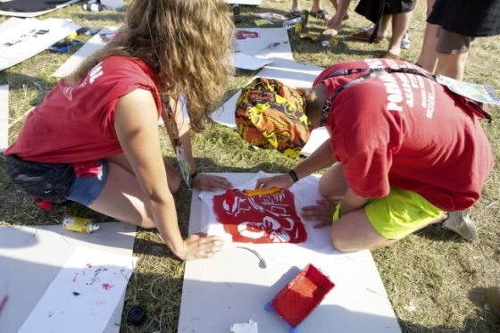 Malowanie symboli powstania warszawskiego (fot. PAP/Lech Muszyński)