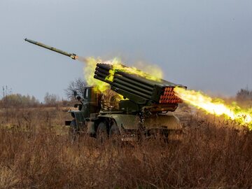 Ukraińscy żołnierze odpalają systemy wielokrotnych wyrzutni rakietowych