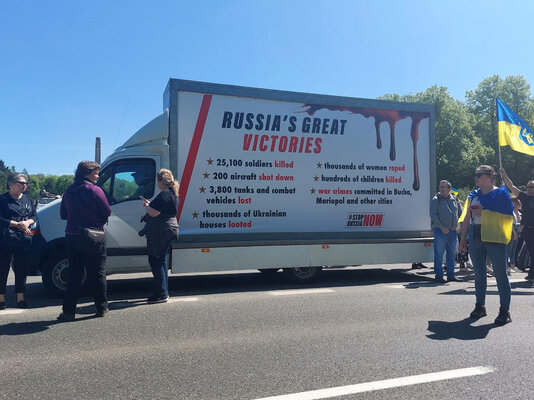 Miniatura: Protest przed Cmentarzem Żołnierzy...