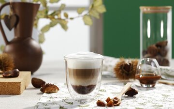 Jesienna kawa latte z&nbsp;masłem orzechowym i&nbsp;syropem klonowym