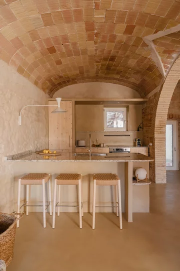 Rewitalizacja dawnej stolarni – projekt Clara Crous Arquitectura przywraca znaczenie materiałowi, światłu i oryginalnej strukturze budynku 