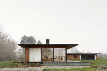 Jesienny i&nbsp;nostalgiczny. Parterowy dom zaprojektowany przez Norm Architects