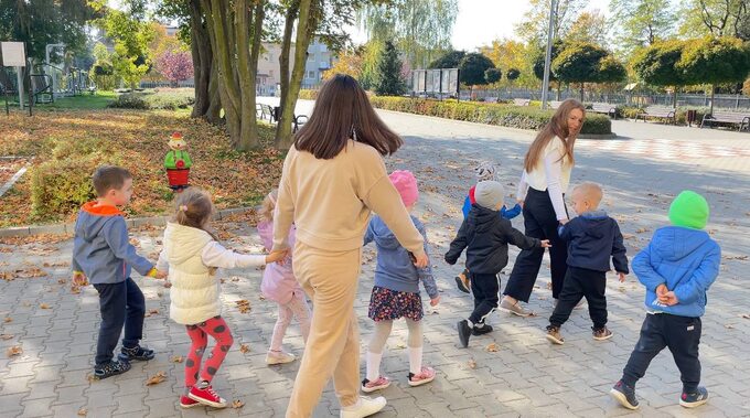 Dzieci z Ukraińskiej szkoły w Lublinie idą na spacer