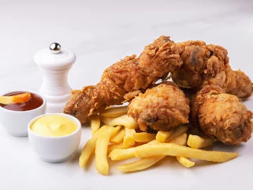 Kurczak z KFC i tort z truskawkami to jedna z tradycji, która zadomowiła się w...