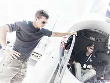 Felix Baumgartner obok kapsuły podczas przygotowań do skoku (fot. redbullstratos.com)