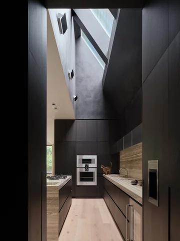 Dom z czarną kuchnią, projekt Batay-Csorba Architects 
