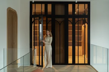 Apartament influencerki Pauliny Wojcińskiej na Powiślu – jasne wnętrze w stylu modern classic zaprojektowane przy współpracy z pracownią Decoroom 