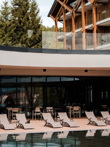 Harmony Valley Resort w Szklarskiej Porębie zaprojektowany przez Tremend to nowy hotel dla dorosłych, którego wnętrza zaprojektowano z inspiracji karkonoskim krajobrazem, lokalnym rzemiosłem i współczesnym designem 