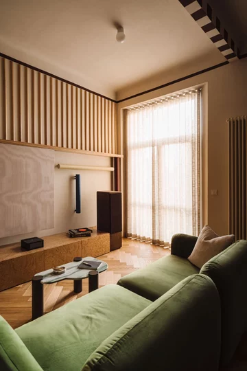 Świetlik jak słońce, kamień jak biżuteria. To wnętrze robi wrażenie. Projekt Wojciech Nowak z NOWW 