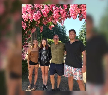 Aaron Long z dziećmi 