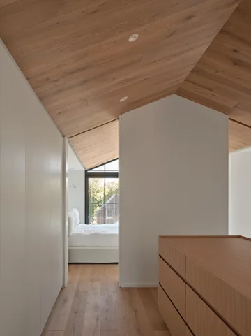 Dom, który wciśnięto w niemożliwe miejsce, zachwyca przestrzenią. Projekt Studio AC 