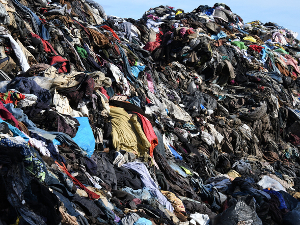 Tak umiera szybka moda. Największe wysypisko niepotrzebnych ubrań...