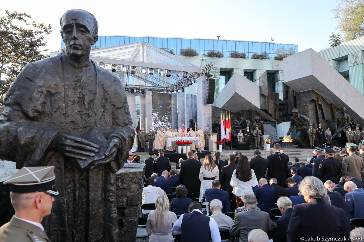 W przeddzień 75. rocznicy wybuchu Powstania Warszawskiego oddano hołd Bohaterom przed pomnikiem Powstania 
