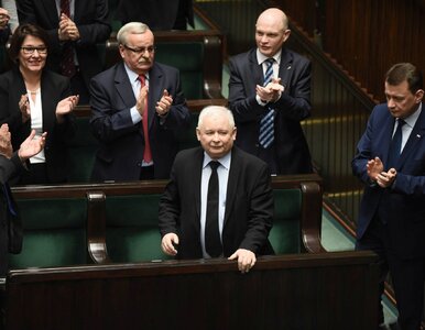 Miniatura: Sondaż: Cztery partie w Sejmie. PO...