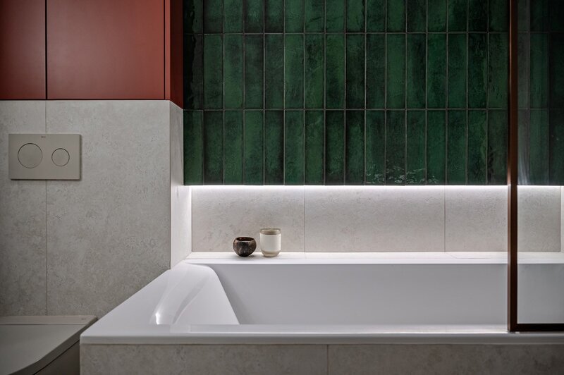 Projekt mieszkania na&nbsp;warszawskim Mokotowie autorstwa Deer Design to&nbsp;przykład sp&oacute;jnej aranżacji, w&nbsp;kt&oacute;rej funkcjonalność, kolor i&nbsp;jakość wykonania tworzą harmonijną, dopracowaną w&nbsp;każdym detalu przestrzeń do&nbsp;życia