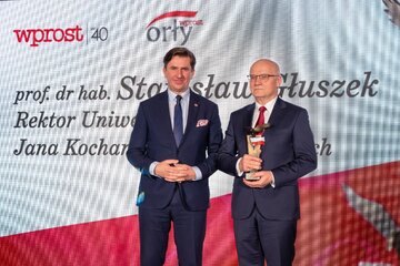 Prof. dr hab. Stanisław Głuszek odbiera nagrodę Orły &bdquo;Wprost&rdquo;. Nagrodę wręczył Rafał Romanowski, sekretarz stanu w&nbsp;Ministerstwie Rolnictwa i&nbsp;Rozwoju Wsi