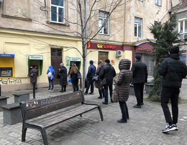 Na Ukrainie chaos. Kolejki przed bankomatami, wykupiony towar w...