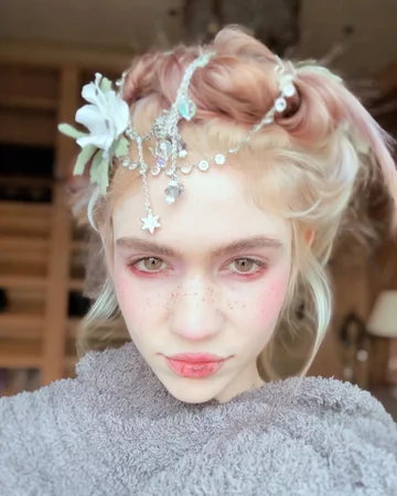 Grimes jako MISS ANTHROPOCENE 