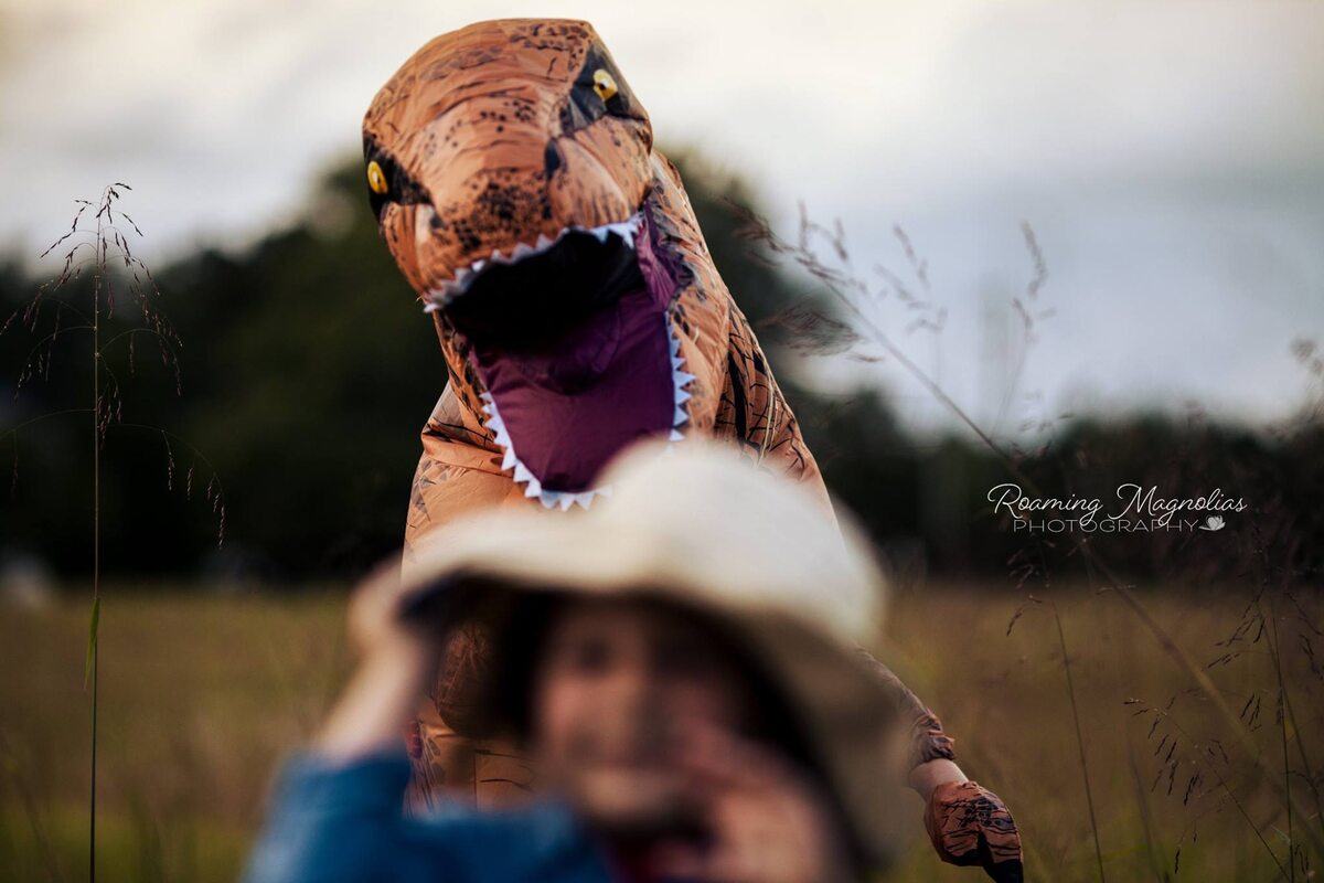 Levi (w kostiumie T-rexa) oraz jego kuzynka Lola 