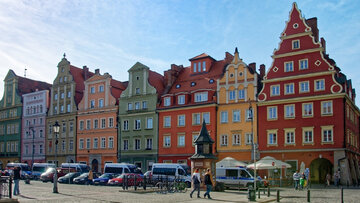 Wrocław z&nbsp;radiowozami policji w&nbsp;tle