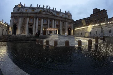 Papież Franciszek na pustym placu św. Piotra 