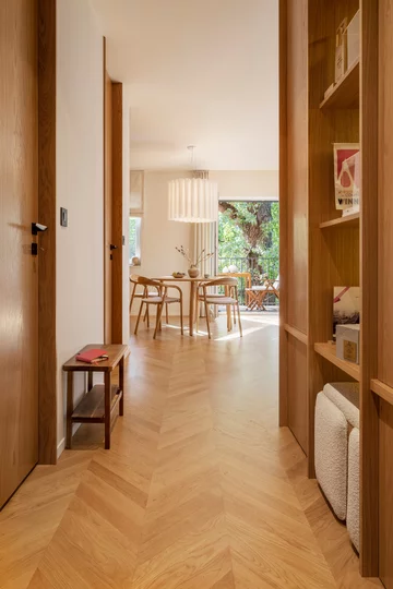 BXB studio stworzyło hybrydowe wnętrze w Warszawie – biuro i mikroapartament w jednym. Projekt zdobył European Property Awards 2025–2026 