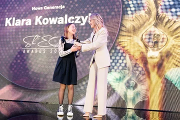 Klara Kowalczyk odbiera statuetkę w kategorii „Nowa Generacja” 