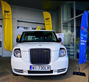 Pojazdy LEVC w&nbsp;barwach Wawa Taxi