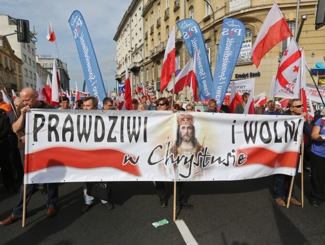 Uczestnicy marszu protestacyjnego "Obudź się Polsko" zgromadzeni na placu Trzech Krzyży (fot. PAP/Rafał Guz)