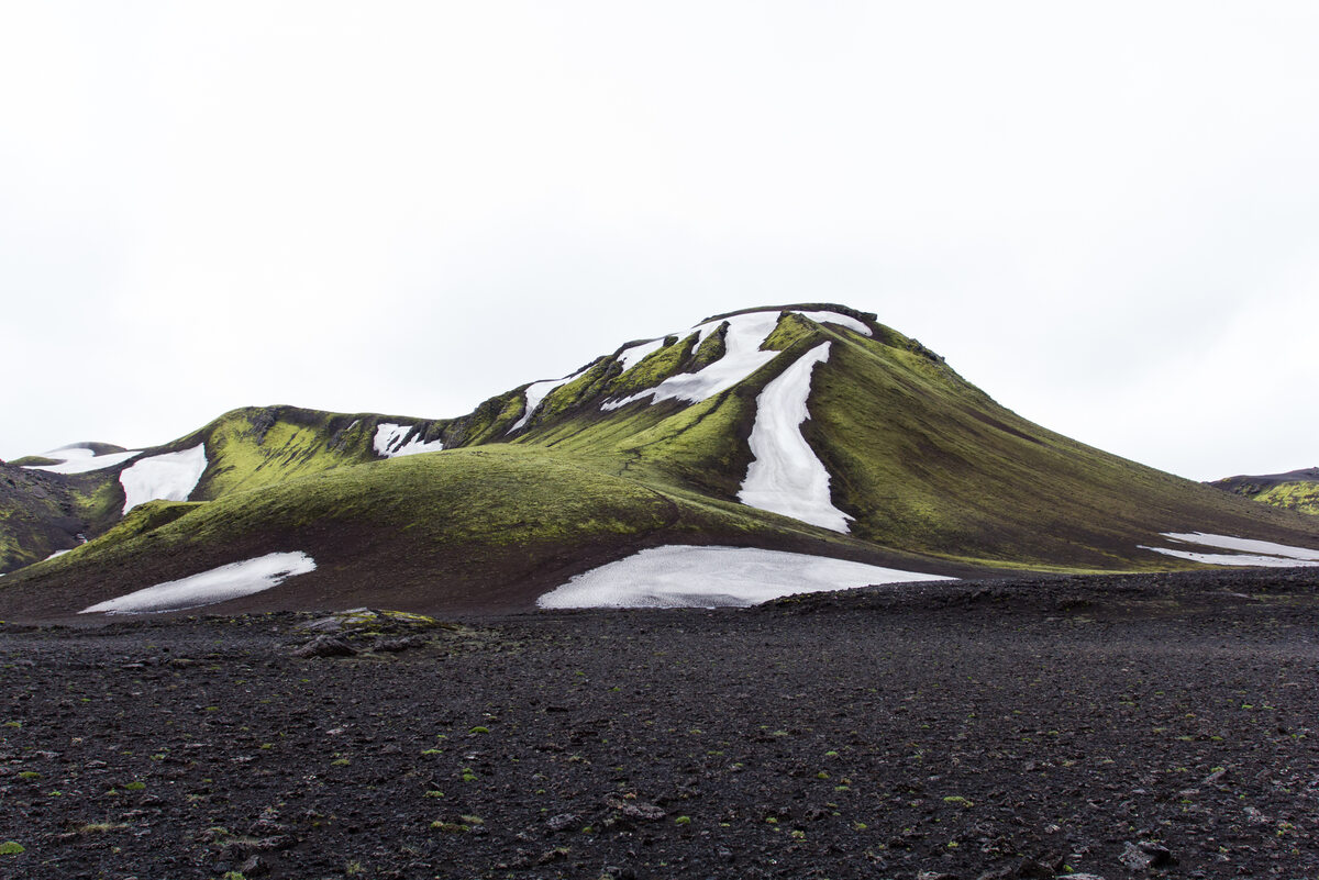 Islandia green mountain under white sky