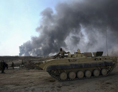 Miniatura: Połowa Mosulu wyzwolona. Przed żołnierzami...